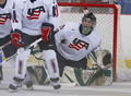 ディフェンスを見回す米国ホワイトチームのゴーリーのケント・パターソン（%%Kent Patterson%%）。(c)AFP/Getty Images Phillip MacCallum