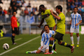 12-13スペイン1部リーグは17日、第28節の試合が各地で行われ、マラガ（Malaga CF）は0-2でRCDエスパニョール（RCD Espanyol）に敗れた。

RCDエスパニョールのワカソ・ムバラク（Wakaso Mubarak、中央上）とクリスティアン・ストゥアニ（Christian Stuani、右）のマークにあうマラガのセバスティアン・フェルナンデス（Sebastian Fernandez、2013年3月17日撮影）。(c)AFP/JORGE GUERRERO