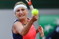全仏オープンテニス、女子シングルス準々決勝。リターンを打つティメア・バシンスキー（2017年6月6日撮影）。(c)AFP/Eric FEFERBERG