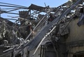 ウクライナ東部ドネツク州クラマトルスクで攻撃を受けたホテルのがれきの中で捜索・救助活動を行うウクライナの救急隊員（2024年8月25日撮影）。(c)Genya SAVILOV / AFP