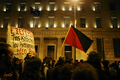 ギリシャ・アテネ（Athens）中心部で、デモ行進する若者たち（2008年12月11日撮影）。(c)AFP/Aris Messinis