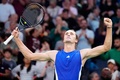 男子テニス、パリ・マスターズ、シングルス3回戦。勝利を喜ぶアレクサンダー・ズベレフ（2024年10月31日撮影）。(c)Dimitar DILKOFF / AFP