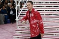 仏パリで発表された「クリスチャン・ディオール」15年春夏パリ・オートクチュールコレクションのフィナーレに登場したデザイナーのラフ・シモンズ（2015年1月26日撮影）。(c)AFP/FRANCOIS GUILLOT