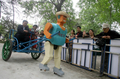 中国・北京（Beijing）の公園で、農民風の手作りロボットを披露するWu Yuluさん。専門教育を受けずに不要品だけを使ってロボットを設計するWuさんは中国国民の間では有名人だ（2009年4月29日撮影）。(c)AFP