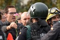 スペイン・カタルーニャ自治州サント・ジュリア・デ・ラミスの投票所の外で、治安警察隊員の目の前にカーネーションを差し出す男性（2017年10月1日撮影）。(c)AFP/LLUIS GENE