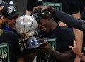 20-21NBAプレーオフ、イースタンカンファレンス決勝、アトランタ・ホークス対ミルウォーキー・バックス。トロフィーを手にするミルウォーキー・バックスのジュルー・ホリデー（2021年7月3日撮影）。(c)Kevin C. Cox/Getty Images/AFP