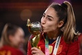 サッカー女子W杯オーストラリア・ニュージーランド大会、決勝、スペイン対イングランド。トロフィーにキスするスペインのオルガ・カルモナ（2023年8月20日撮影）。(c)FRANCK FIFE / AFP