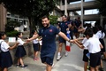 熊本市内の小学校を訪れ、歓迎を受けるフランスのラバ・スリマニ（中央手前、2019年9月26日撮影）。(c)FRANCK FIFE / AFP
