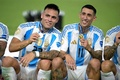 サッカーコパ・アメリカ決勝、アルゼンチン対コロンビア。優勝を喜ぶアルゼンチンのラウタロ・マルティネス（左）とアンヘル・ファビアン・ディ・マリア（2024年7月14日撮影）。(c)JUAN MABROMATA/ AFP