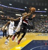 14-15NBAプレーオフ1回戦（7回戦制）、メンフィス・グリズリーズ対ポートランド・トレイルブレイザーズ。得点を狙うポートランド・トレイルブレイザーズのダミアン・リラード（2015年4月22日撮影）。(c)AFP/Getty Images/Frederick Breedon
