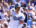 18MLB、ナ・リーグ西地区優勝決定戦、ロサンゼルス・ドジャース対コロラド・ロッキーズ。4回に2点本塁打を放ち喜ぶロサンゼルス・ドジャースのコディ・ベリンジャー（2018年10月1日撮影）。(c)Jayne Kamin-Oncea/Getty Images/AFP
