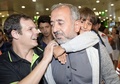 スペインのバルセロナに到着した、シリア難民のオサマ・アブドル・モフセンさん（中央）と息子のザイド君（右、2015年9月16日撮影）。AFP/JOSEP LAGO