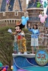 千葉県浦安市にある東京ディズニーランド（Tokyo Disneyland）が15日、開園30周年を迎えた。園内で開かれた記念セレモニーにはミッキーマウス（Mickey Mouse）やクマのプーさん（Winnie-the-Pooh）ら、おなじみの人気キャラクターたちが続々登場し、詰めかけた1万5000人のファンたちと喜びを分かち合った。

1983年に開園した東京ディズニーランドは現在、隣接する東京ディズニーシー（Tokyo DisneySea）とともに、「東京ディズニーリゾート（Tokyo Disney Resort）」として年間2500万人の来園者を集める国内有数の人気スポットとなっている。アジア各地からの観光客も多く、開園以来の総来園者数は日本の人口の4倍を超える5億6700万人に上る。

写真は記念セレモニーで園内をパレードするミッキーマウスと東京ディズニーリゾート・アンバサダー（親善大使）の永井綾香（Ayaka Nagai）さん（2013年4月15日撮影）。(c)AFP/Yoshikazu TSUNO