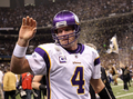 09NFLプレーオフ、ナショナル・カンファレンス（NFC）決勝、ニューオーリンズ・セインツ（%%New Orleans Saints%%）対ミネソタ・バイキングス（%%Minnesota Vikings%%）。試合はセインツが31-28で勝利し、チーム創設以来初のスーパーボウル進出を決めた。写真はスーパーボウル進出を逃し、フィールドを去るバイキングスのブレット・ファーヴ（%%Brett Favre%%）。（2010年1月24日撮影）(c)AFP/Getty Images/Ronald Martinez