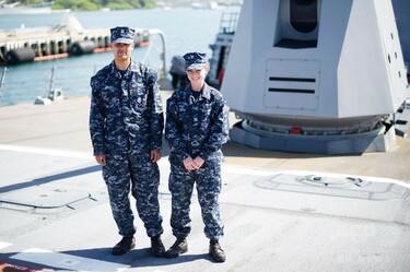 米海軍、不評の青い軍服を段階的に廃止 写真1枚 国際ニュース：AFPBB News