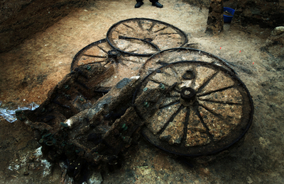 2世紀の青銅馬車、ブルガリアで出土 古代トラキア人の埋葬塚から