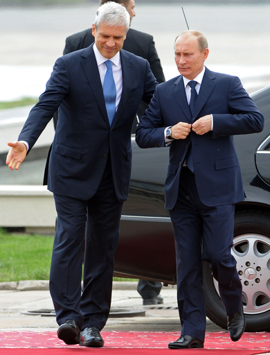 プーチン首相とは「非友好的」、テロップ誤記のTVスタッフを解雇 セルビア
