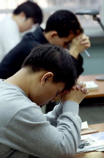 20年越しの恨みで元教師を殺害、韓国