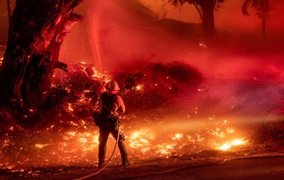 米大統領、カリフォルニア山火事への援助控えると警告 知事の批判受け