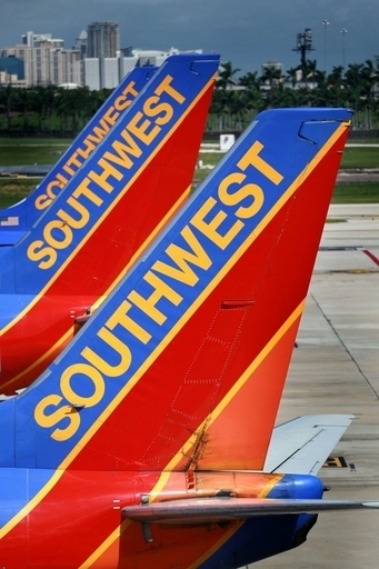 緊急着陸の米サウスウエスト航空、機体広範囲に割れ目