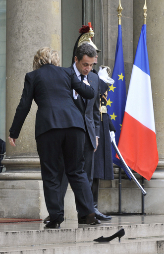 まるでシンデレラ？クリントン長官、階段に靴残す