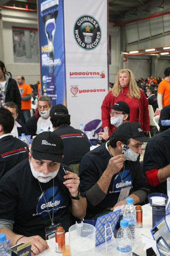 ギネスに挑戦、2150人で一斉にひげそり