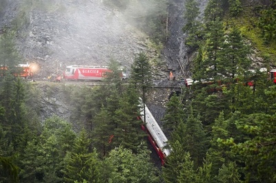 スイスで列車脱線、邦人ら11人負傷 土砂崩れが直撃