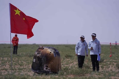 中国探査機「嫦娥6号」帰還 内モンゴル自治区で回収作業