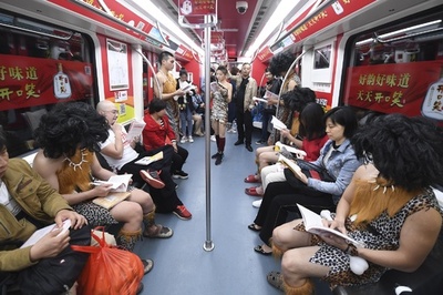 「原始人」のコスプレで「スマホ離れて本に戻ろう」 長沙の地下鉄でフラッシュモブ