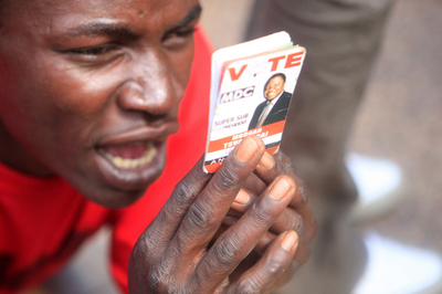 ジンバブエ、当局が野党支持者ら56人を拘束