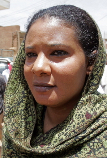 ズボン着用で収監された女性記者、釈放される スーダン