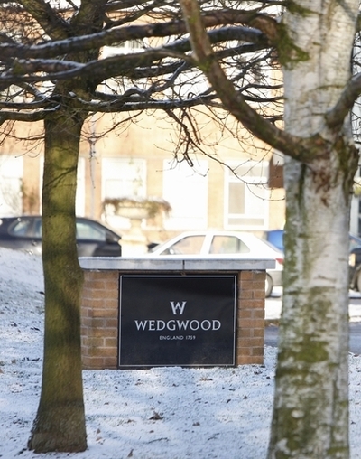 経営破綻のウェッジウッド、従業員が工場など占拠 生産停止に反対