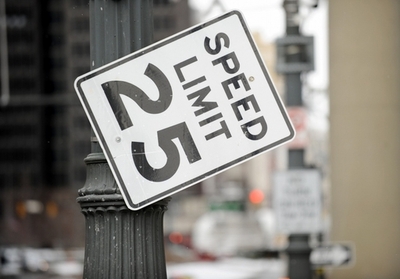 泥酔した父親に命じられて運転、9歳少女を保護