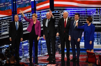 米民主党討論会、初参加のブルームバーグ氏が矢面に