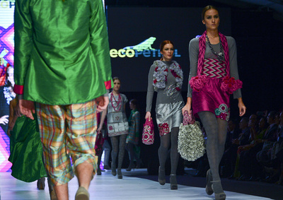 色彩豊かな南米ファッション披露、コロンビアの首都ボゴタ