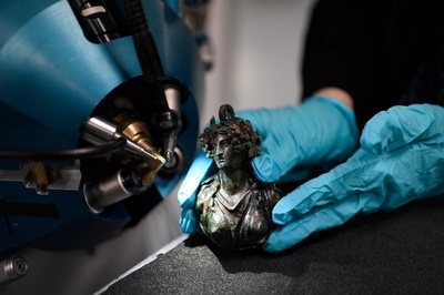 世界唯一の美術品分析用粒子加速器、ルーブルで始動