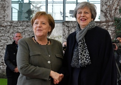 英首相、独仏首脳と会談  EU大統領は最長1年の延期呼び掛け 英離脱