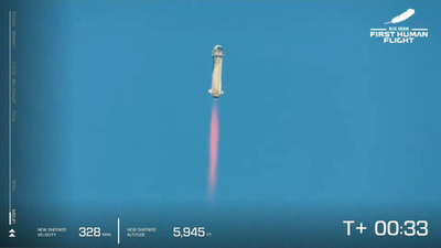 世界一の富豪が宇宙に ベゾス氏企業、初の有人飛行を実施