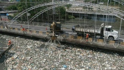 アマゾン川支流一面にごみ ブラジル・マナウス