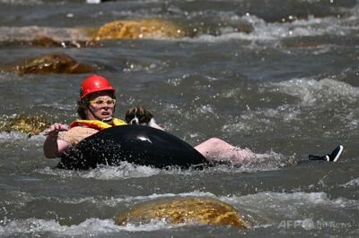 タイヤチューブで川下り コソボ