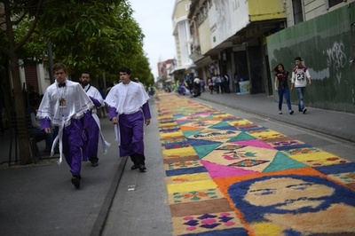 全長2.3kmの「おがくずカーペット」、ギネス記録更新 グアテマラ