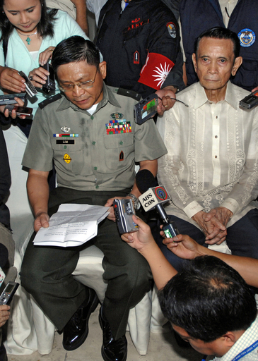 フィリピン軍、クーデター犯に占拠されたホテルに突入