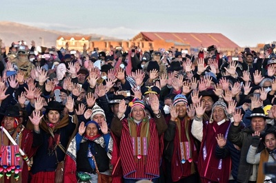 【今日の1枚】初日の出の光を浴びる、先住民の新年 ボリビア