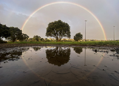 【今日の1枚】丸くつながった空と水面の虹 ニュージーランド