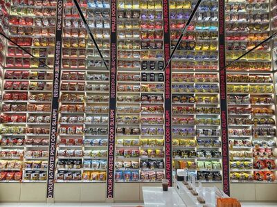 韓国・明洞に体験型コンビニ…「ラーメンの壁」で観光客誘致