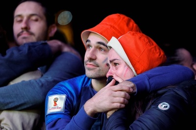 開催国フランス敗退 ファンゾーンのサポーター涙 ラグビーW杯