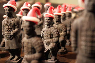 サンタの帽子かぶった「チョコ兵馬俑」、中国・陝西省
