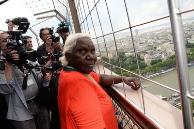 エッフェル塔から見下ろす「アート」、パリ美術館の屋上に