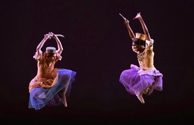 華麗に舞うバレリーナ？ 男性だけのバレエ団 米NY