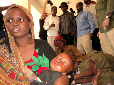 ケイナーンが20年ぶり祖国訪問、飢餓のソマリア